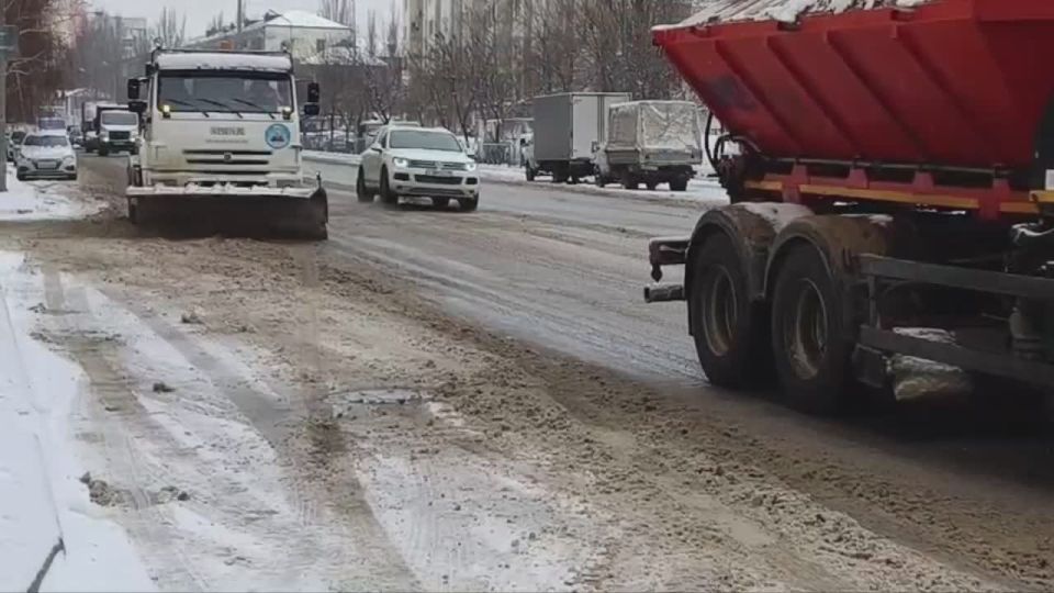 Столичные коммунальные службы продолжают работы по расчистке дорожного полотна от снега и гололеда