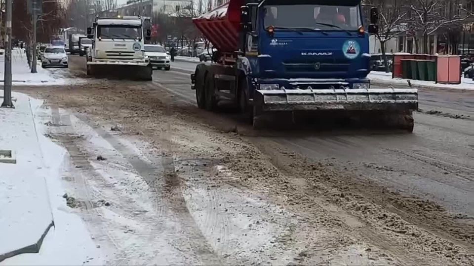 Коммунальные службы Махачкалы продолжают работы по расчистке дорожного полотна от снега и гололеда