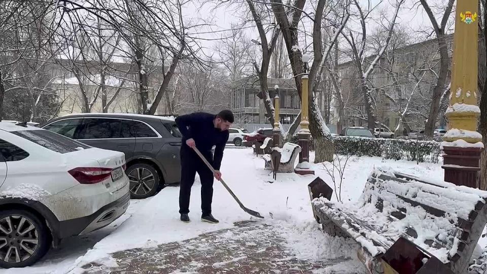 Сотрудники Управления спорта, туризма и работы с молодежью во вглаве с начальником Мурадом Мирзагаджиевым развернули активную деятельность по расчистке прилегающей территории от снега!