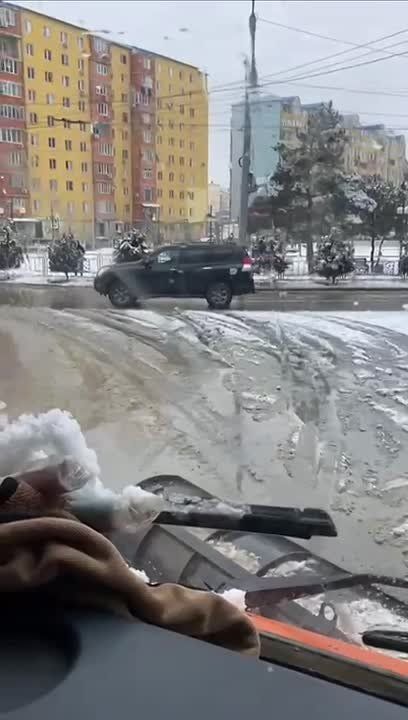 Городские коммунальные службы продолжают работы по расчистке дорожного полотна от снега и гололеда