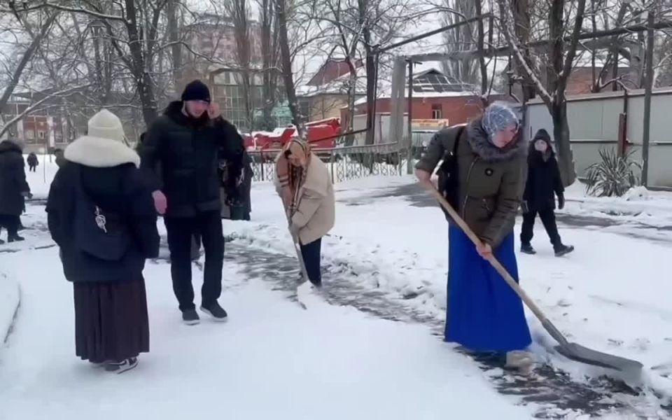 От снега и гололёда очистили дорожки и в парке имени Ленинского комсомола