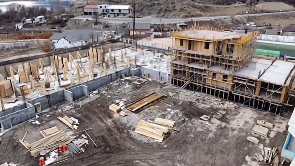 Работа кипит!. В Шамилькале продолжается строительство современной школы на 800 мест
