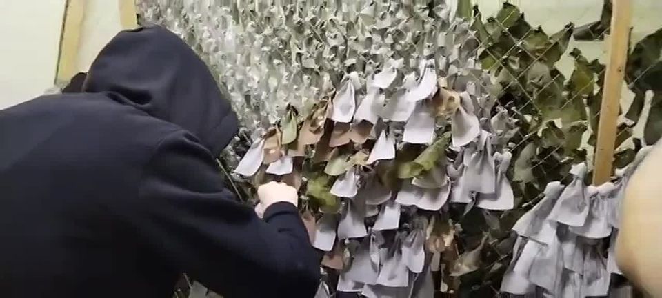 В Каспийске провели мастер-класс по изготовлению маскировочных сетей для участников СВО