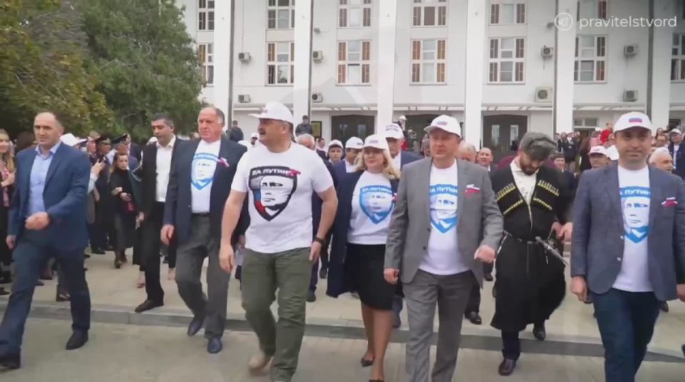 Премьер-министр Дагестана Абдулмуслим Абдулмуслимов поздравил жителей республики с днем образования ДАССР