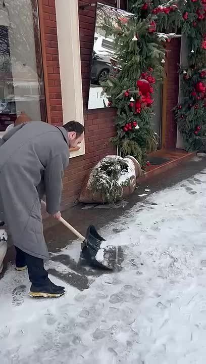 Сотрудники управления торговли, рекламы и потребительских услуг очистили тротуары от снега и гололёда. Работа велась по поручению первого заместителя главы Махачкалы Магомедали Саидова