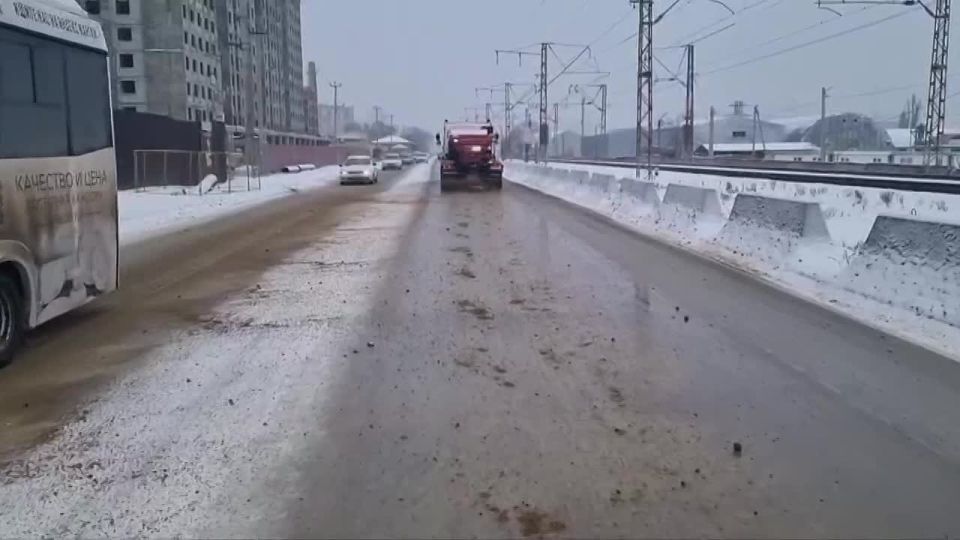 Продолжается активная работа столичных коммунальных служб по расчистке дорожного полотна от снега и гололеда