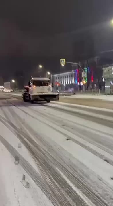 Пока город спал, специалисты МБУ «Благоустройство» на ночной смене провели плановую обработку дорог: сначала техника расчистила улицы от снега и наледи, а затем была выполнена подсыпка противогололёдной песчано-солевой смеси