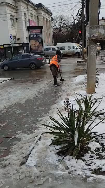 В Каспийске силами МБУ "Зелёный город" и МБУ "ГорПарк" продолжаются работы по очистке городских тротуаров от наледи