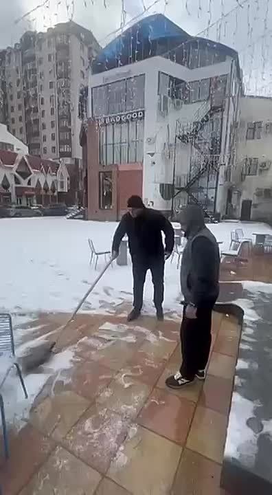 В Махачкале тротуары очищают от снега и гололёда