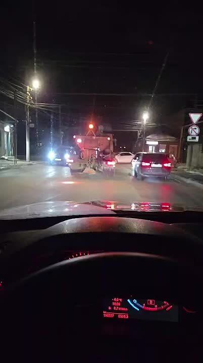 В Каспийске также проводятся работы по засыпке песком наледи на проезжих частях города