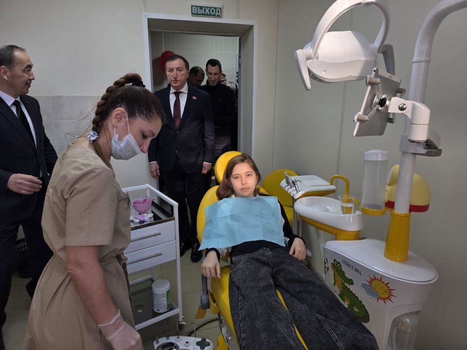 Спикер парламента и сопровождавшие его лица осмотрели взрослое отделение медицинского учреждения, отделение зуботехнической лаборатории, а также небольшой музей медучреждения, в котором собрана информация по его истории