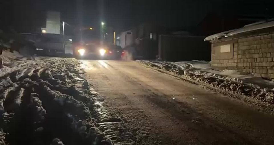 Махачкала продолжает расчистку дорог от снега и гололеда