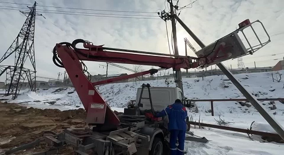 В Махачкале энергетики проводят работы по восстановлению электроснабжения