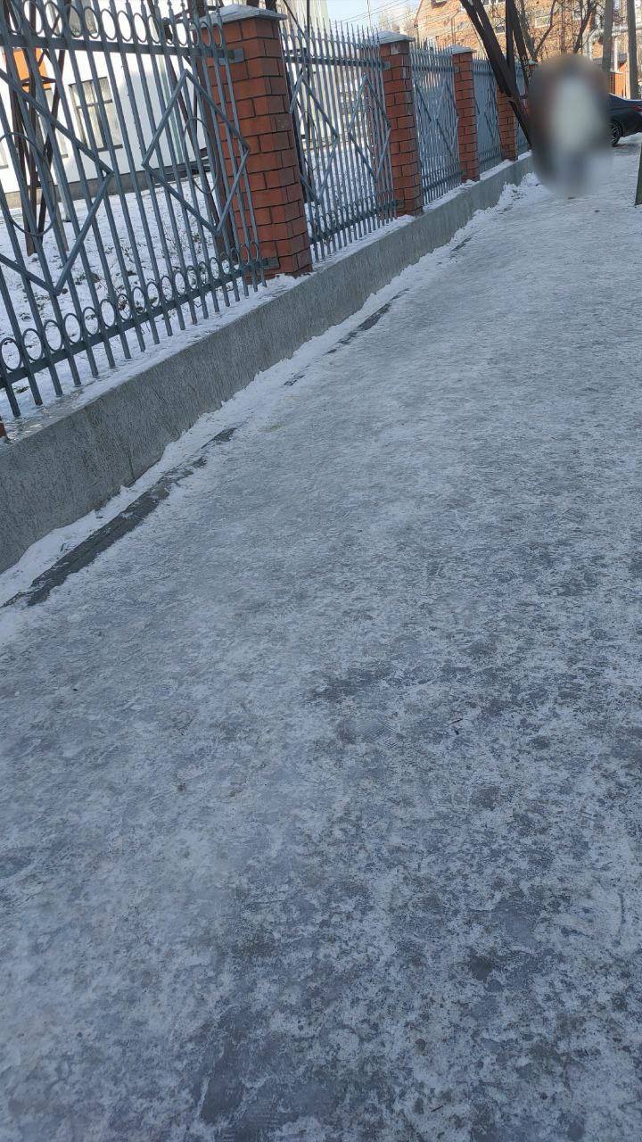 По сигналу ЦУГ по ул. Ибакова, в районе школы №39, сотрудники МБУ «Благоустройство» оперативно провели подсыпку территории противогололёдными реагентами