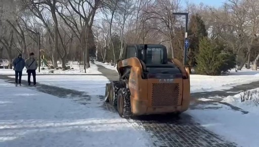 В Махачкале ведется планомерная работа по ликвидации гололеда
