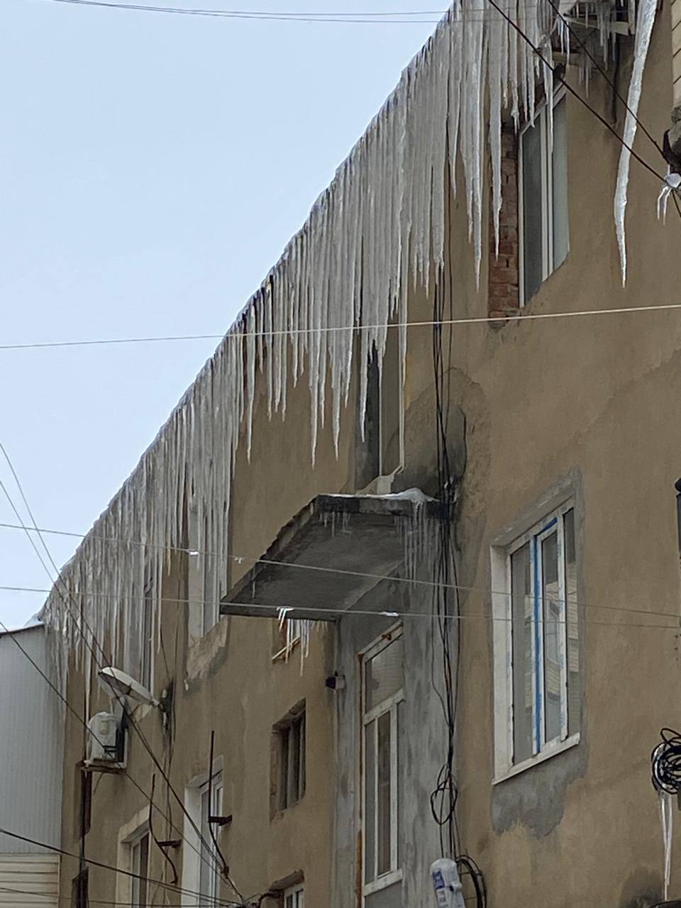 Осторожно, сосульки!. Управление ГО, ЧС и ПБ напоминает и обращается к гражданам, предприятиям, коммунальным службам также самостоятельно убирать снег, наледь с крыш домов и зданий! Будьте внимательны: Сосулька хрупка и... Осторожно, сосульки!. Управление ГО, ЧС и ПБ напоминает и обращается к гражданам, предприятиям, коммунальным службам также самостоятельно убирать снег, наледь с крыш домов и зданий! Будьте внимательны: Сосулька хрупка и...