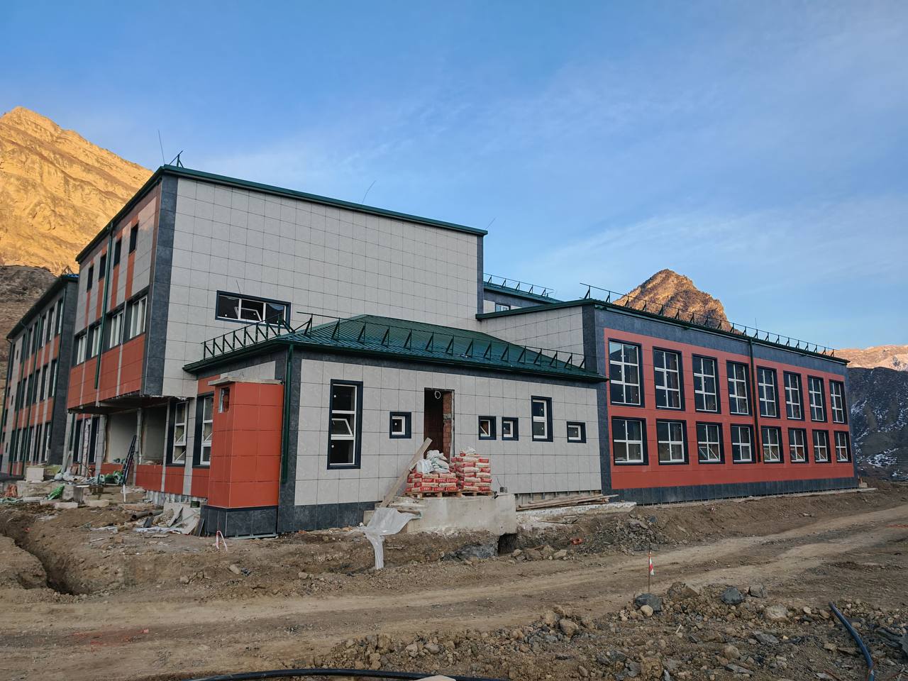 В селе Аракани продолжается строительство новой школы В селе Аракани продолжается строительство новой школы