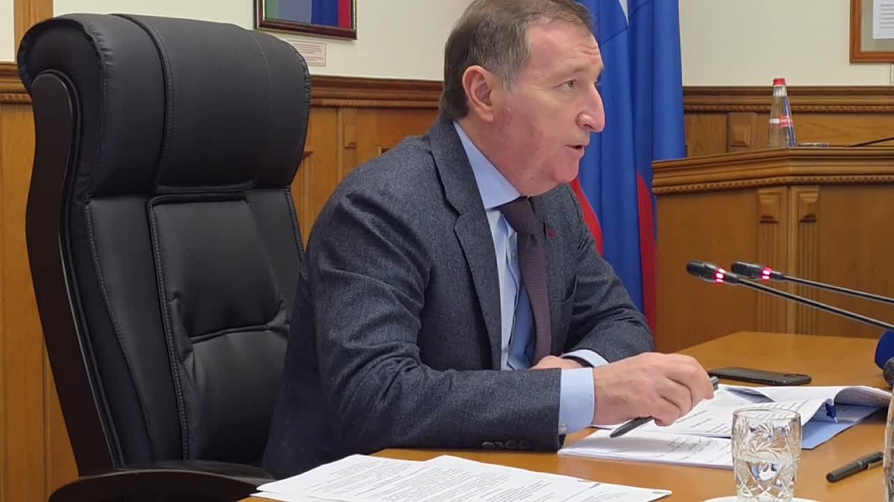 Переходя к основной теме заседания, спикер парламента напомнил: «Перед нами стоит задача другого порядка – законотворческая