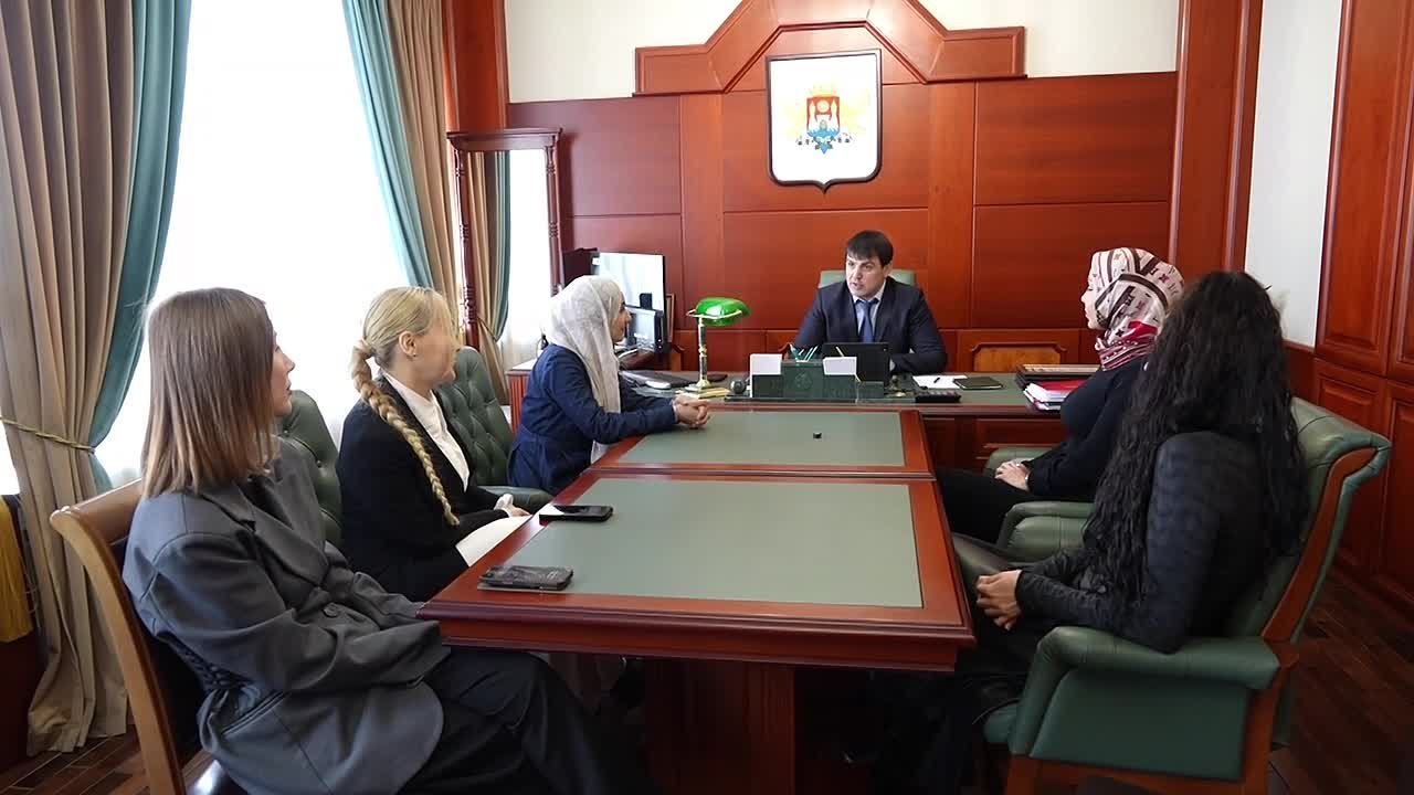 В мэрии Махачкалы состоялась встреча первого заместителя главы города Магомедали Саидова с представителями бизнес-сообщества, активно участвовавшими в новогоднем оформлении столицы