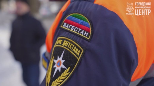 В Хасавюрте проводятся работы по удалению наледи и сосулек с крыш