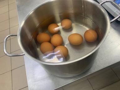 Как быстро и просто очистить вареные яйца: эффективный метод без усилий