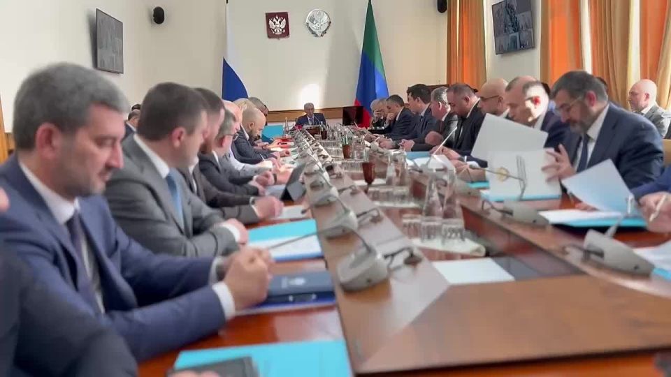 Врио премьер-министра РД Руслан Алиев проводит заседание с членами Правительства региона