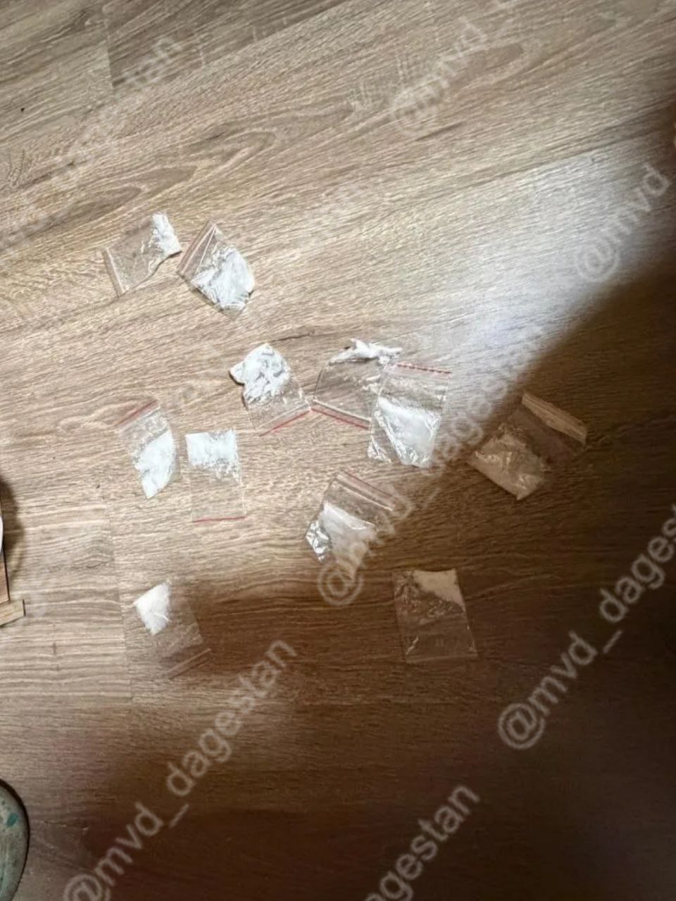 Двое жителей Махачкалы выращивали в доме марихуану и распространяли её и другие запрещенные вещества среди своих знакомых Двое жителей Махачкалы выращивали в доме марихуану и распространяли её и другие запрещенные вещества среди своих знакомых