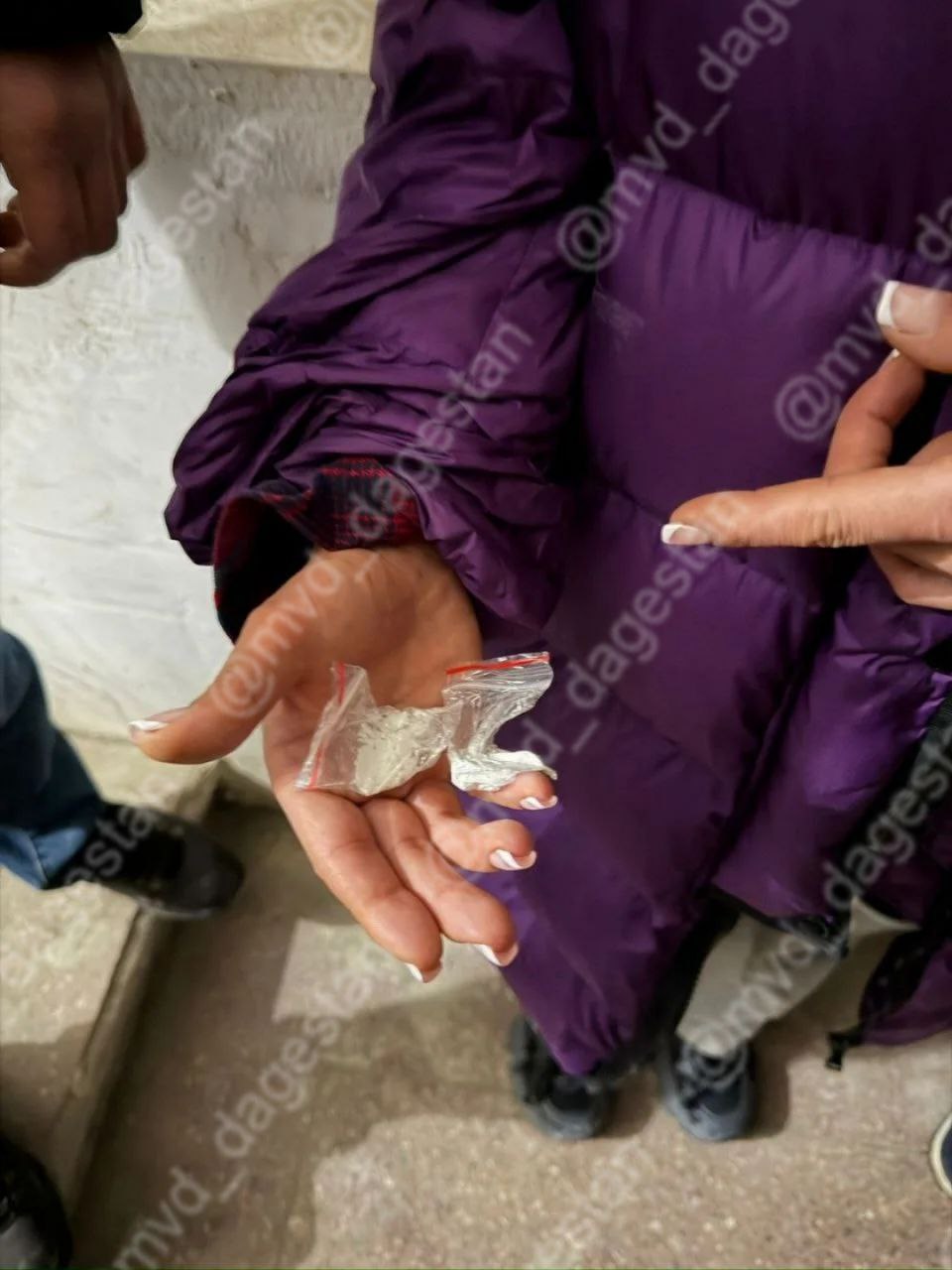 Двое жителей Махачкалы выращивали в доме марихуану и распространяли её и другие запрещенные вещества среди своих знакомых