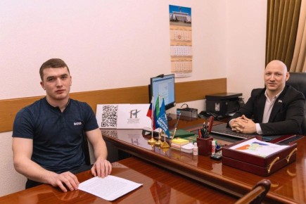 Депутат НС РД Гасан Османов в ходе приема граждан пообщался с участником специальной военной операции, инвалидом II группы Исой Шабановым, обратившимся от имени инициативной группы ветеранов и инвалидов СВО из Дагестана, ...