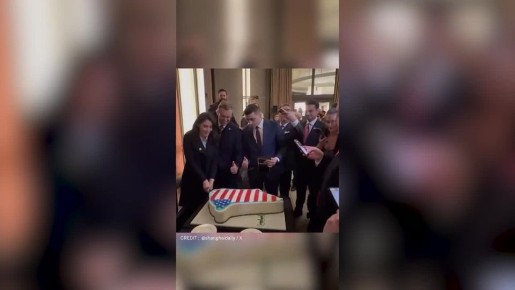 В Республиканской партии США сторонники Трампа уже скушали торт в виде Гренландии под своим флагом