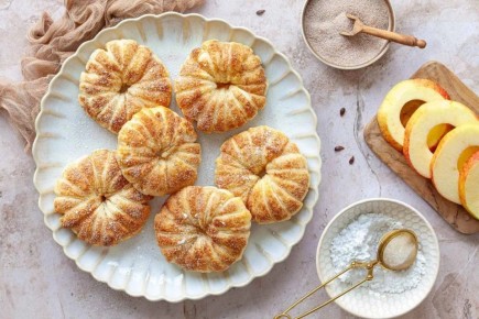 Легкие яблочные кольца в слоеном тесте с корицей: идеальный десерт