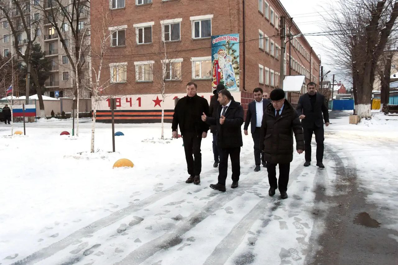 Председатель НС РД Заур Аскендеров побывал в махачкалинской школе-интернат № 5