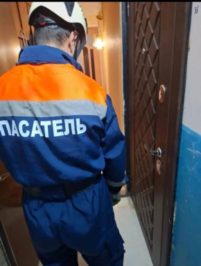 Маленькие дети остались совсем одни в запертой квартире в Дербенте