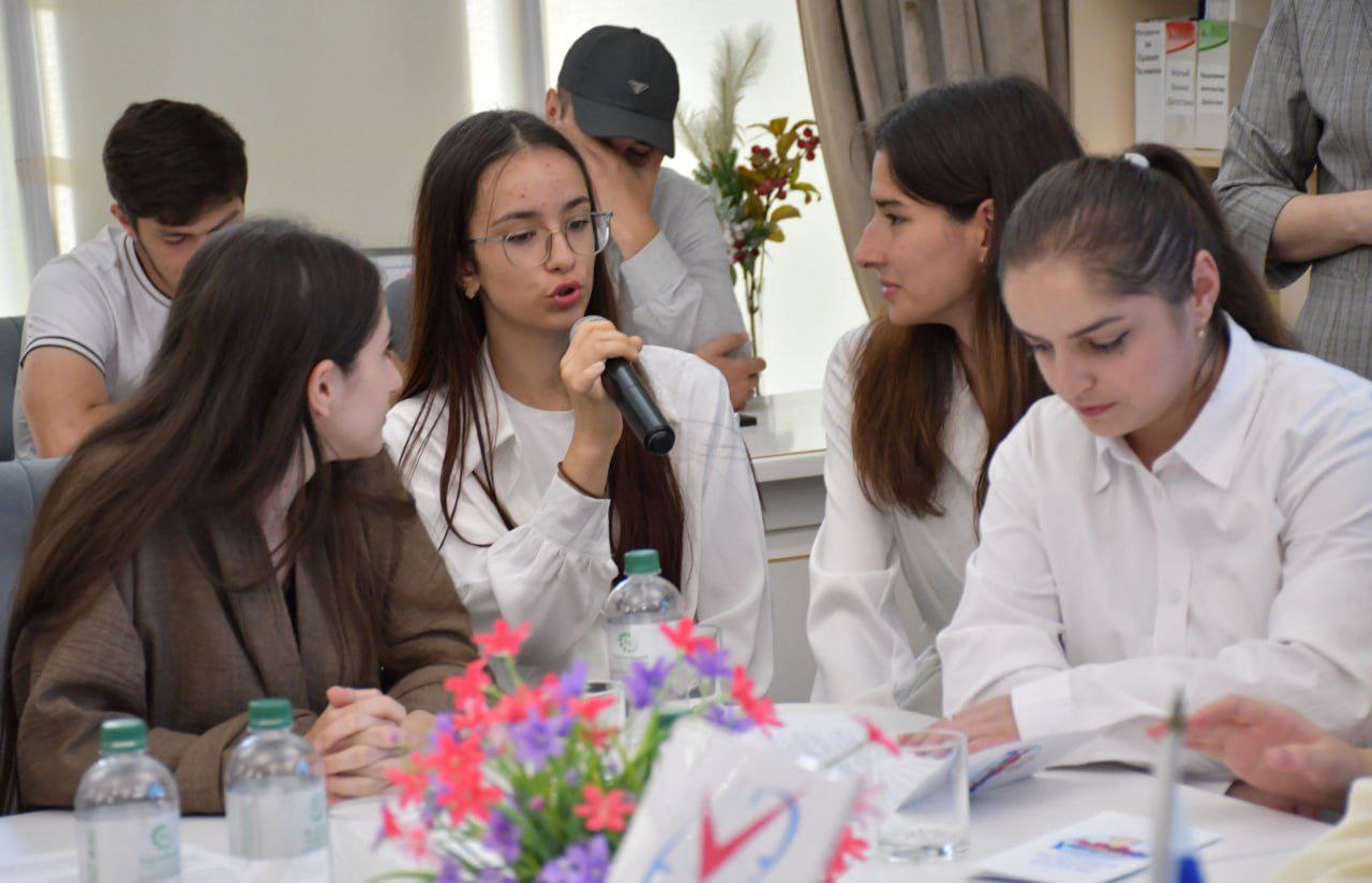 Уважаемые студенты!. Избирательная комиссия Республики Дагестан поздравляет вас с Днем российского студенчества! Этот праздник – олицетворение молодости, стремления к знаниям и ярких надежд Уважаемые студенты!. Избирательная комиссия Республики Дагестан поздравляет вас с Днем российского студенчества! Этот праздник – олицетворение молодости, стремления к знаниям и ярких надежд