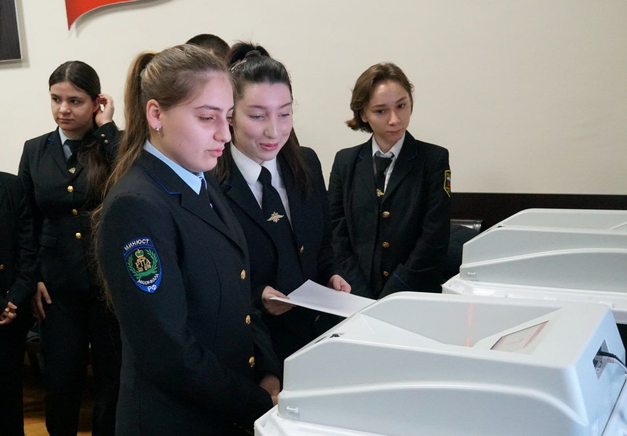 Уважаемые студенты!. Избирательная комиссия Республики Дагестан поздравляет вас с Днем российского студенчества! Этот праздник – олицетворение молодости, стремления к знаниям и ярких надежд Уважаемые студенты!. Избирательная комиссия Республики Дагестан поздравляет вас с Днем российского студенчества! Этот праздник – олицетворение молодости, стремления к знаниям и ярких надежд