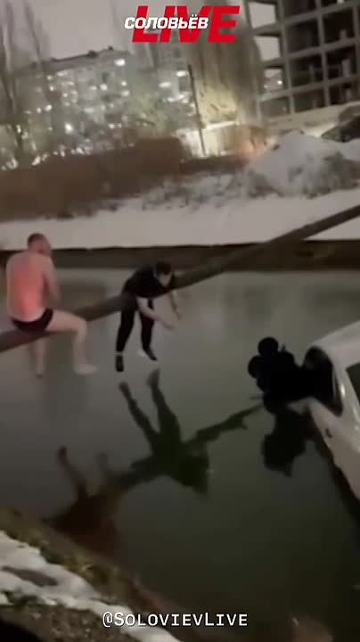 В Махачкала прохожие спасли женщину и ребёнка, которые оказались заблокированы в тонущем автомобиле