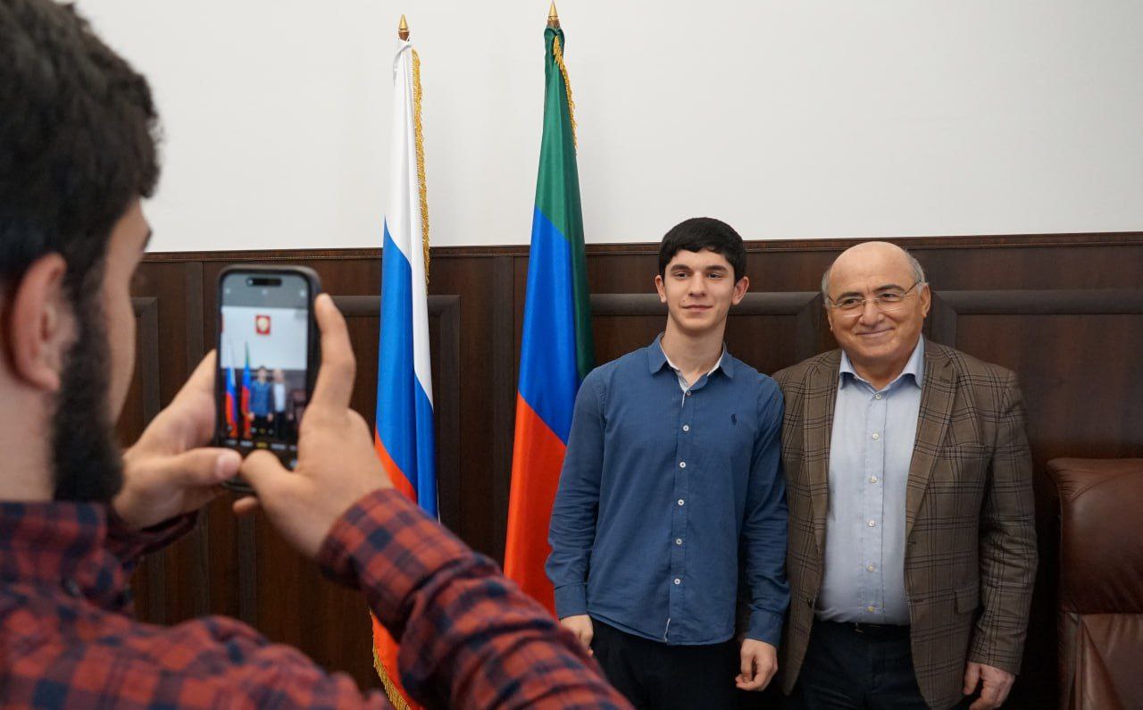 Уважаемые студенты!. Избирательная комиссия Республики Дагестан поздравляет вас с Днем российского студенчества! Этот праздник – олицетворение молодости, стремления к знаниям и ярких надежд Уважаемые студенты!. Избирательная комиссия Республики Дагестан поздравляет вас с Днем российского студенчества! Этот праздник – олицетворение молодости, стремления к знаниям и ярких надежд