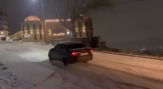 В связи со снегопадом коммунальные службы Махачкалы переведены на усиленный режим работы