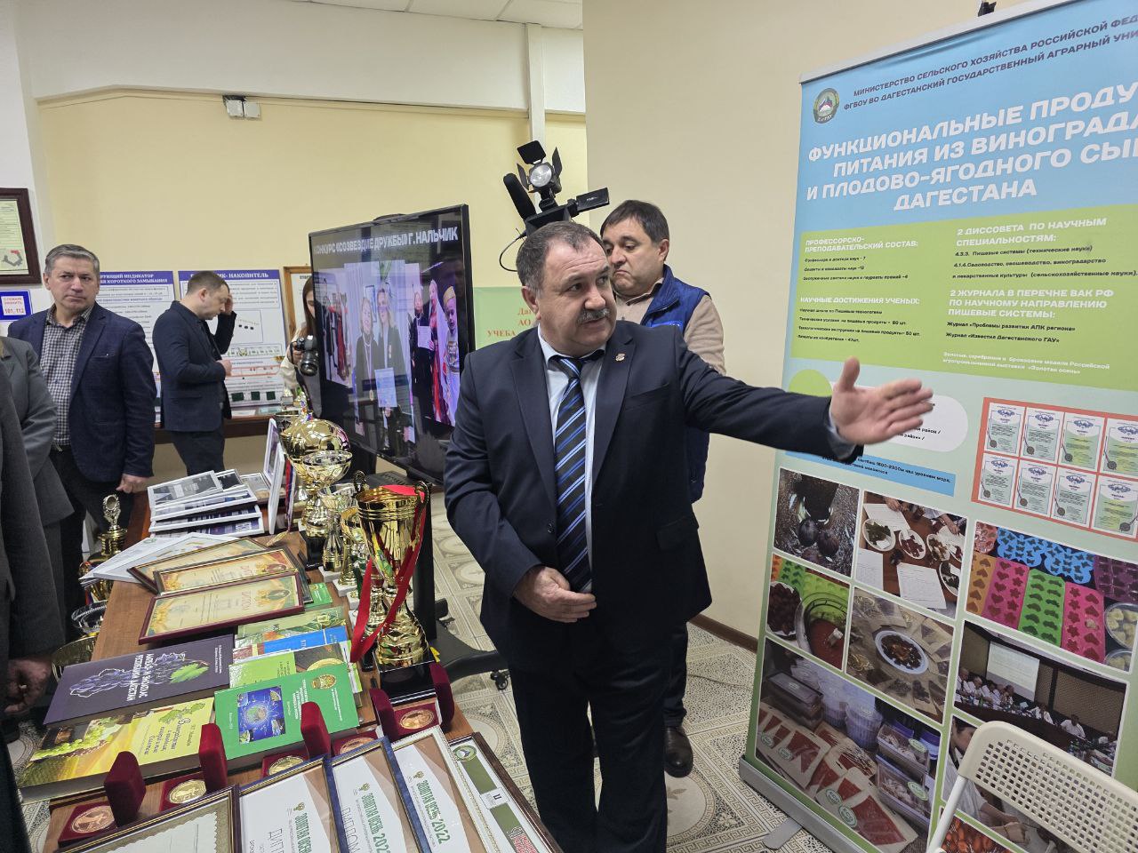 Кроме того, Заур Аскендеров и сопровождающие его лица осмотрели выставку достижений вуза Кроме того, Заур Аскендеров и сопровождающие его лица осмотрели выставку достижений вуза