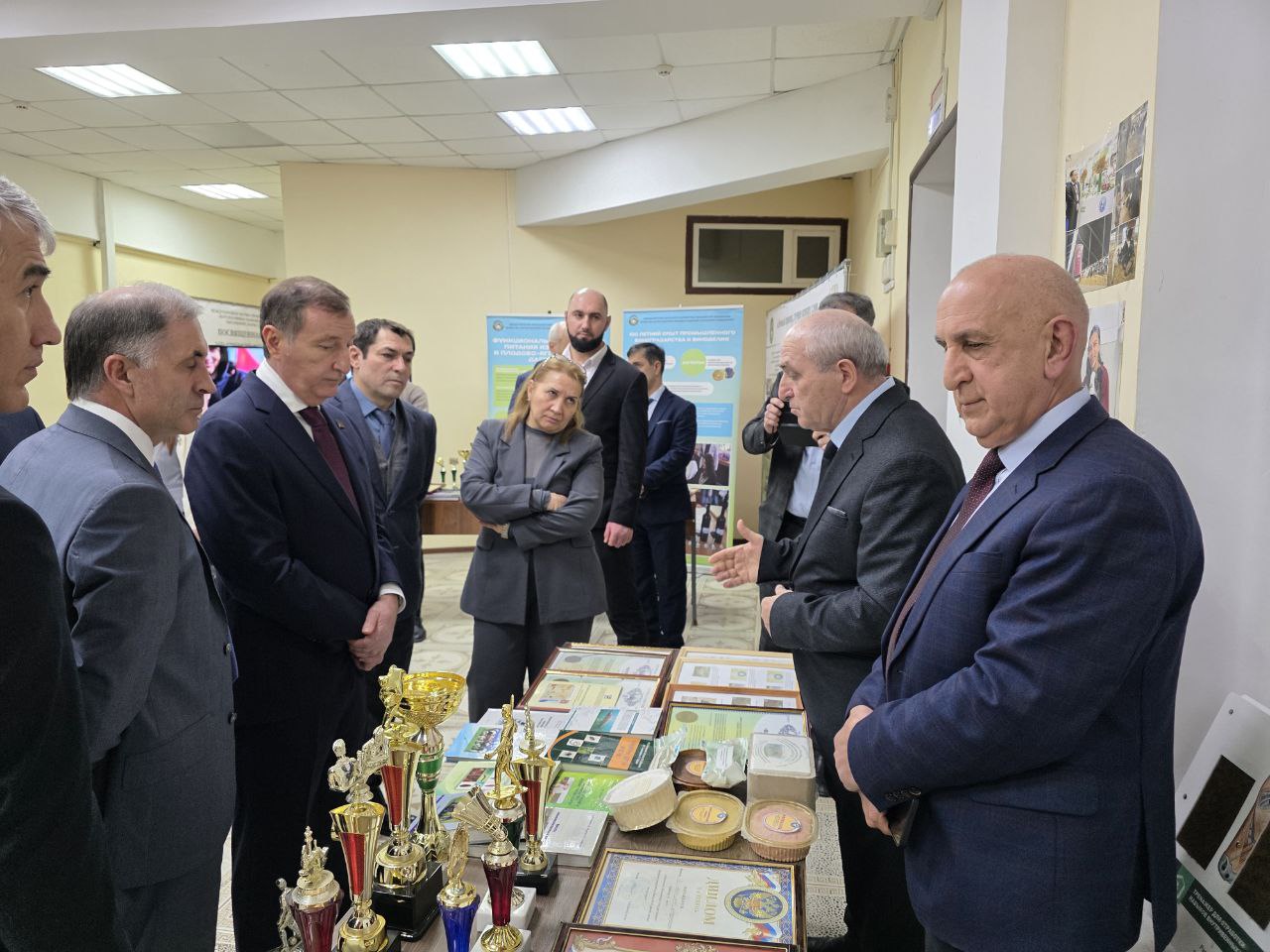 Кроме того, Заур Аскендеров и сопровождающие его лица осмотрели выставку достижений вуза Кроме того, Заур Аскендеров и сопровождающие его лица осмотрели выставку достижений вуза