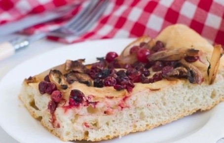 Фокачча с луком и клюквой — практичный рецепт для уютного стола
