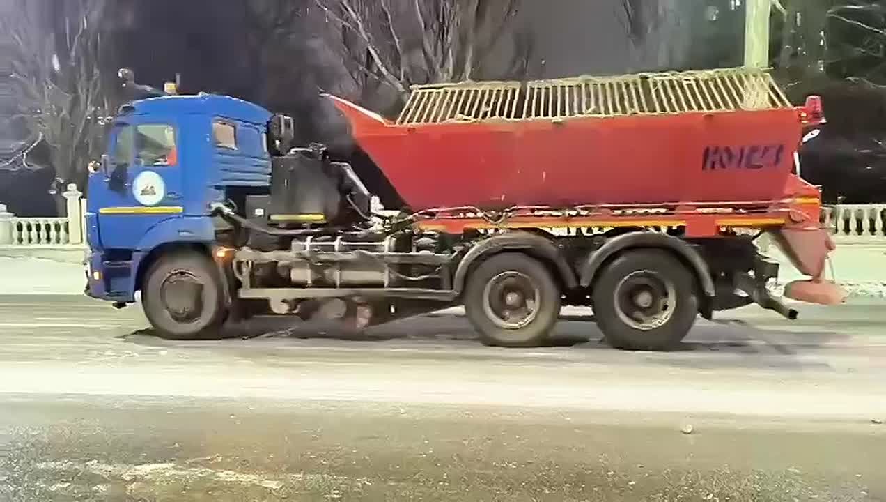 В Махачкале продолжается антигололедная программа для обеспечения безопасности горожан