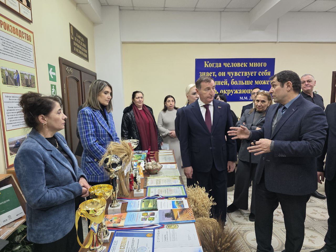 Кроме того, Заур Аскендеров и сопровождающие его лица осмотрели выставку достижений вуза Кроме того, Заур Аскендеров и сопровождающие его лица осмотрели выставку достижений вуза