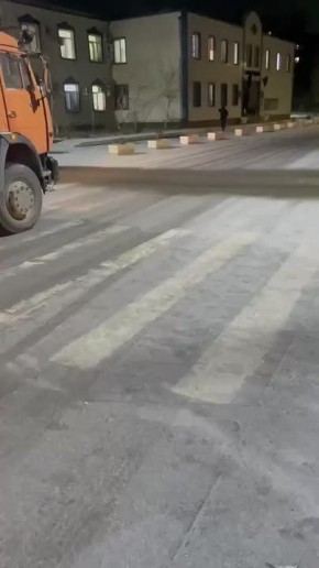 В Каспийске из-за похолодания проводят подсыпку дорог песком