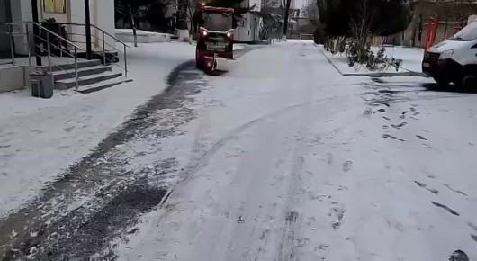 Коммунальные службы Махачкалы продолжают устранят последствия снегопада