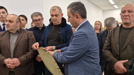 Депутаты Махачкалинского городского Собрания оснастили школу оборудованием для изготовления маскировочных сетей