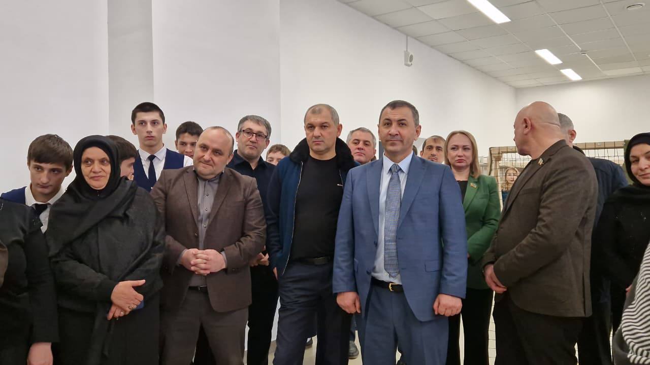 Депутаты Махачкалинского городского Собрания оснастили школу оборудованием для изготовления маскировочных сетей Депутаты Махачкалинского городского Собрания оснастили школу оборудованием для изготовления маскировочных сетей