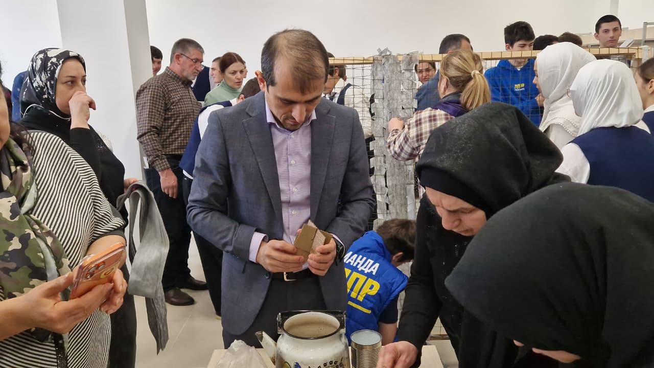 Депутаты Махачкалинского городского Собрания оснастили школу оборудованием для изготовления маскировочных сетей Депутаты Махачкалинского городского Собрания оснастили школу оборудованием для изготовления маскировочных сетей