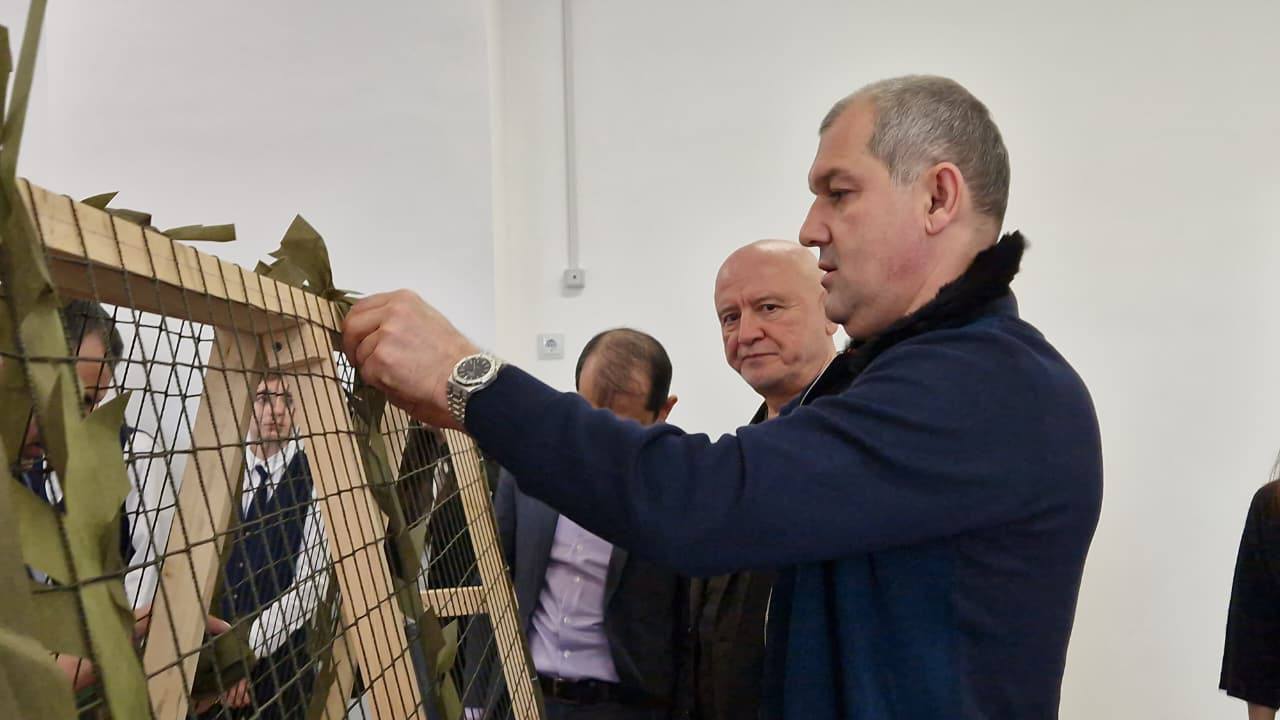 Депутаты Махачкалинского городского Собрания оснастили школу оборудованием для изготовления маскировочных сетей Депутаты Махачкалинского городского Собрания оснастили школу оборудованием для изготовления маскировочных сетей