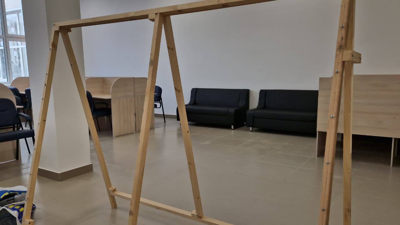 Депутаты Махачкалинского городского Собрания оснастили школу оборудованием для изготовления маскировочных сетей Депутаты Махачкалинского городского Собрания оснастили школу оборудованием для изготовления маскировочных сетей